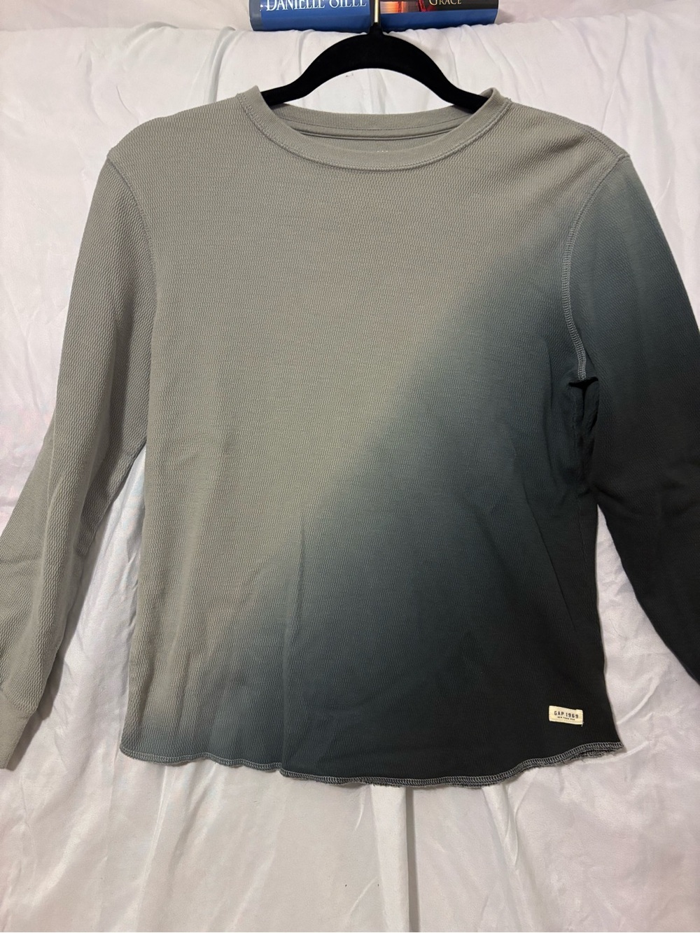 GAP Long Sleeve Ombre Tee in Light Gray to Dark Gray/Black